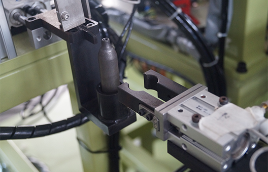 氣瓶焊接生產(chǎn)線-自動(dòng)填充焊接